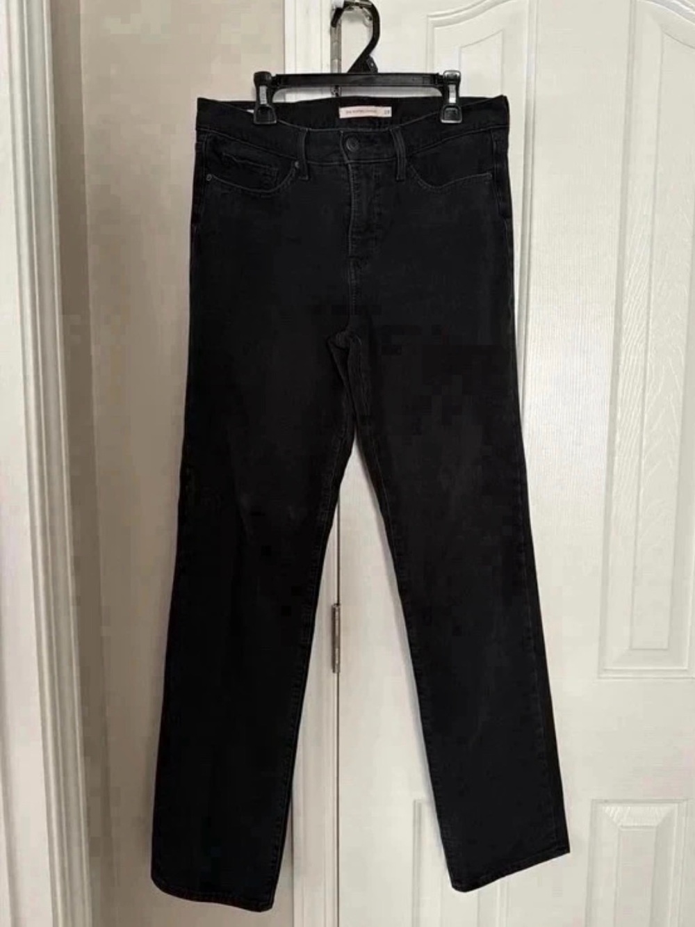 Levi's Women's Straight Leg Jeans in Black